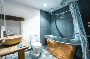 St Davids Hideaway with Roll-top Bath & Log Burner